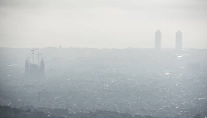 Vista de Barcelona en un dia d'alta pol·lució.