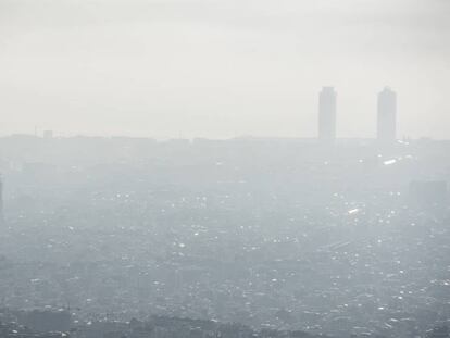 Vista de Barcelona en un d&iacute;a de alta poluci&oacute;n.