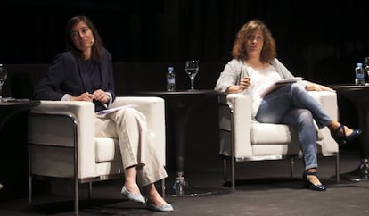 Eva Saiz (i), subdirectora de EL PAÍS, junto a Iratxe García, eurodiputada del grupo S&D.