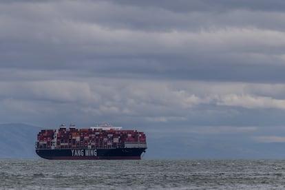 Un buque de carga repleto de contenedores a su llegada al puerto de Oakland (EE UU), el 3 de febrero de 2025.