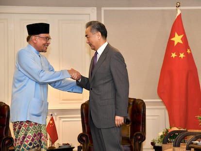 Anwar Ibrahim (izquierda), primer ministro malasio, da la mano al ministro de Exteriores chino, Wang Yi, en Penang (Malasia), el pasado 11 de agosto.