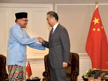 Anwar Ibrahim (izquierda), primer ministro malasio, da la mano al ministro de Exteriores chino, Wang Yi, en Penang (Malasia), el pasado 11 de agosto.