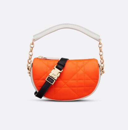 El perfecto mix entre el estilo deportivo y la alta moda lo encontramos en este bolso de Dior. Confeccionado en piel acolchada de color naranja fluorescente, cuenta con una bandolera extraible con hebilla de inspiración militar.
2.100€