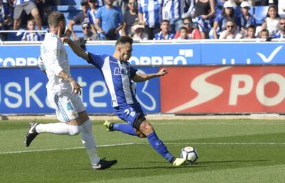 Munir disputa un balón con el defensa del Real Madrid Sergio Ramos.