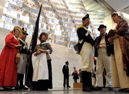 Actores vestidos como personajes de la Guerra de 1812, durante la ceremonia de reapertura del Museo de Historia de Estados Unidos.