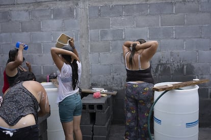 Una organización local donó unos baños portátiles y un negocio puso agua a disposición de los migrantes para que se pudieran duchar y lavar la ropa.