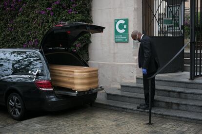 Inhumación a puerta cerrada de un persona fallecida por coronavirus en el cementerio de Sant Gervasi de Barcelona, en marzo de 2020.