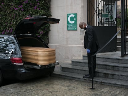 Inhumación a puerta cerrada de un persona fallecida por coronavirus en el cementerio de Sant Gervasi de Barcelona, en marzo de 2020.