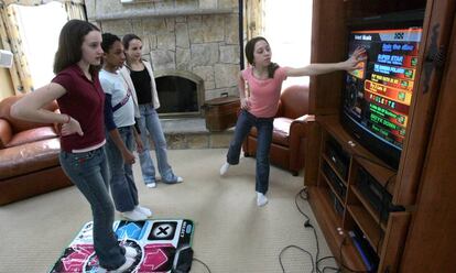 Cuatro niñas juegan a 'Dance Dance Revolution', un videojuego activo disponible para distintas consolas.