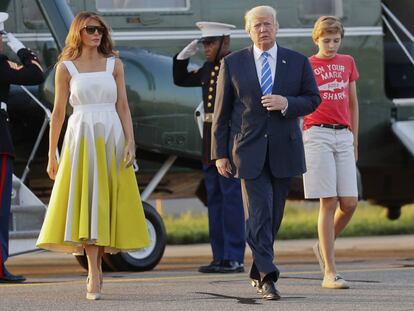 Melania Trump, con su esposo el presidente de EE UU y el hijo de ambos Barron.
