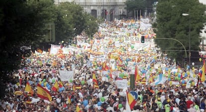 Manifestación contra la legalización de matrimonio homosexual convocada por el Foro de la Familia el 18 de junio de 2005 bajo el lema "La familia sí importa. Por el derecho a una madre y un padre. Por la libertad". Marcha que contó con el apoyo del Partido Popular y de la Conferencia Episcopal Española.