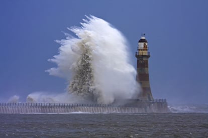 Uma onda gigante colide contra o farol de Roker após uma tormenta que castigou o Mar do Norte, que banha o litoral de Noruega, Dinamarca e Reino Unido, entre outros países.