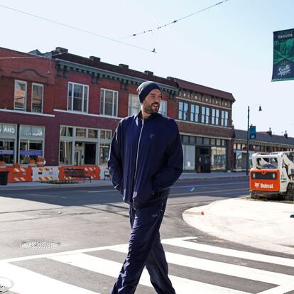 Marc Gasol pasea por el centro de Memphis, Tennessee, Estados Unidos. En esta ciudad vivió siendo un adolescente y a aquí regresó en 2008 para convertirse en jugador de baloncesto de la NBA.