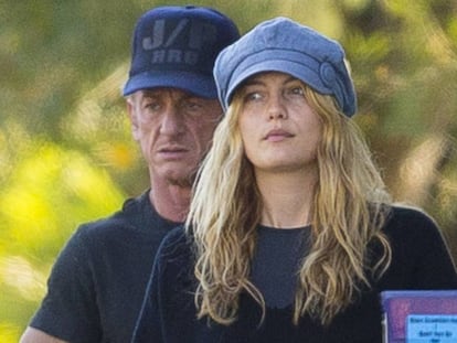 El actor Sean Penn y la actriz Leila George D'Onofrio en Los Ángeles en 2017. 