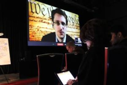 Varios miles de personas escuchan al exanalista de la CIA Edward Snowden en el Centro de Convenciones de Austin, en EE.UU., durante el festival multidisciplinario South by Southwest (SXSW). EFE/Archivo