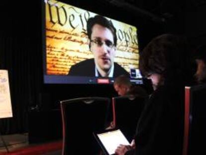 Varios miles de personas escuchan al exanalista de la CIA Edward Snowden en el Centro de Convenciones de Austin, en EE.UU., durante el festival multidisciplinario South by Southwest (SXSW). EFE/Archivo