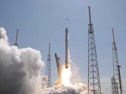 Despegue del cohete SpaceX Falcon de Cabo Cañaveral en Florida (EE UU). El aparato no tripulado despegó el martes desde Florida para llevar una nave de carga a la Estación Espacial Internacional, pero después falló el ensayo programado de aterrizaje controlado de la primera etapa del cohete en una plataforma flotante en el Atlántico.
