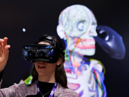 Una persona usa un casco de realidad virtual (VR) de alta resolución para aprender anatomía humana durante el Mobile World Congress (MWC) 2023 en Barcelona.