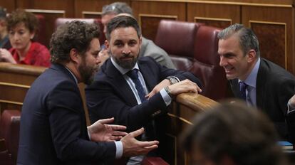 Santiago Abascal, Iván Espinosa de los Monteros y Javier Ortega Smith, de Vox, en el Congreso de los Diputados. 