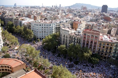 Imagen del Paseo Sant Joan en Barcelona, con los asistentes a una de las manifestaciones organizadas por los independentistas para celebrar la Diada.