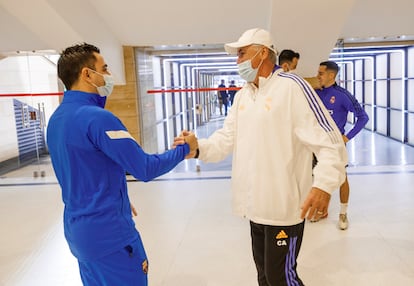 Xavi y Ancelotti se saludan en Riad, antes del duelo Barcelona-Madrid de la Supercopa