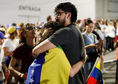 Dos ciudadanos venezolanos se abrazan a las afueras de la Embajada de Venezuela en Ciudad de Panamá.