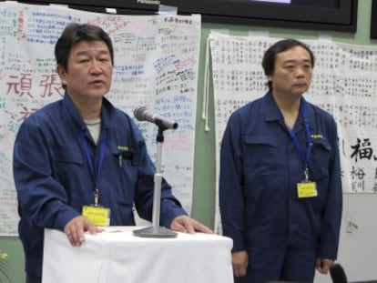 El ministro japonés de Economía y Turismo, Toshimitsu Motegi (centro) ayer en la central de Fukushima.