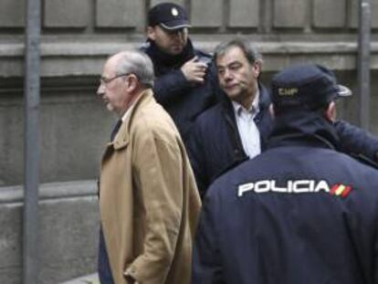 El ex presidente de Bankia y ex director gerente del Fondo Monetario Internacional (FMI), Rodrigo Rato (i), a su llegada esta tarde a la Audiencia Nacional para declarar como imputado ante el juez Fernando Andreu, que instruye el caso Bankia.