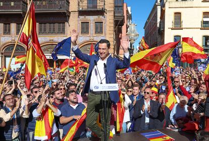 Numerosas personas animan en Sevilla al líder del PP andaluz y presidente de la Junta de Andalucía, este domingo, en la concentración convocada por el PP para protestar contra la amnistía.