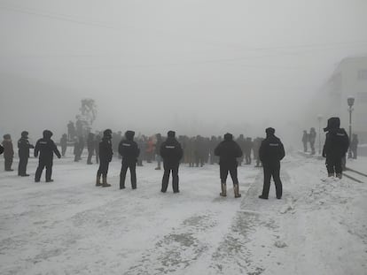 La policía contiene a un pequeño grupo de manifestantes en Yakutsk, en el Lejano Oriente ruso, este sábado, a temperaturas de 51 grados negativos.