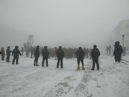 La policía contiene a un pequeño grupo de manifestantes en Yakutsk, en el Lejano Oriente ruso, este sábado, a temperaturas de 51 grados negativos.