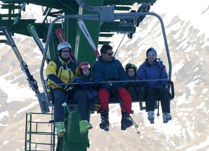 Iñaki Urdangarin esquiando en Baqueira Beret, Lleida, junto a uno de sus tres hijos, el 8 de febrero de 2004.