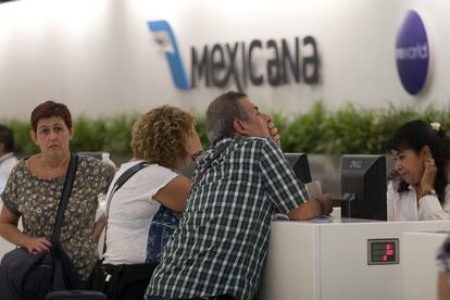 Viajeros frente a los mostradores de Mexicana de Aviación en el Aeropuerto Internacional de la Ciudad de México, en 2010.