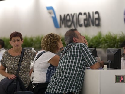 Viajeros frente a los mostradores de Mexicana de Aviación en el Aeropuerto Internacional de la Ciudad de México, en 2010.