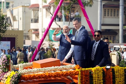 El primer ministro Modi y el presidente Sánchez, durante su visita a Vadodara, este lunes.