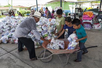 El colegio Tepapayeca se ha convertido en un refugio que cobija a los afectados y que sirve de centro de operaciones para la comunidad, que sin ayuda del Estado, distribuye la ayuda que le llega.