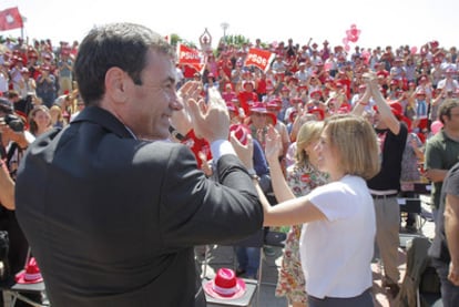 Tomás Gómez y Carme Chacón saludan al público asistente al mitin celebrado en el parque de la Ribota en Alcorcón.