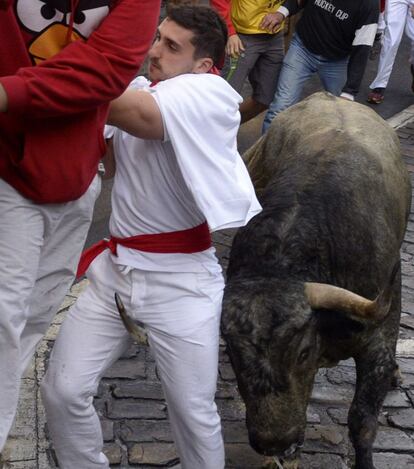 Un toro engancha por la entrepierna, sin cornear, a un mozo.