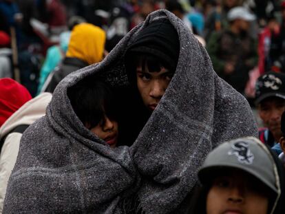 Dos personas se resguardan de las bajas temperaturas, el pasado 12 de diciembre, en Ciudad de México.