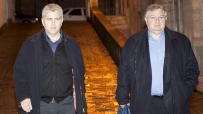 Josep Melià y Joan Monjo, en el momento de comparecer en los juzgados la noche del lunes.
