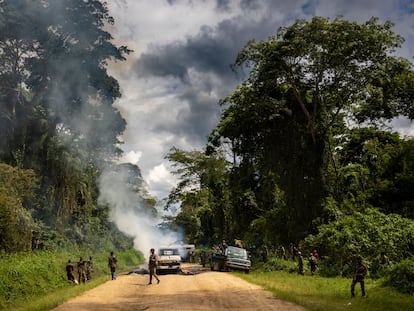 Soldados congoleños y cascos azules de la ONU, en un camino en el Congo el pasado abril.