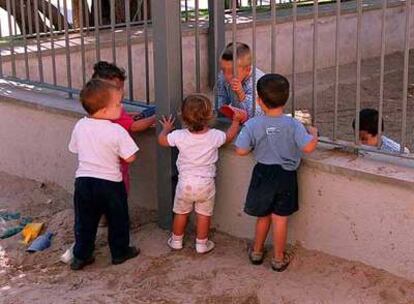 Varios niños juegan en el patio de una guardería.