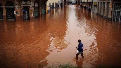 Un hombre camina por las calles inundadas de Puerto Alegre (Brasil), el 3 de mayo.