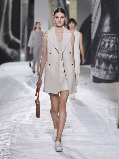 La colección primavera-verano 2021 de Hermès busca proponer prendas que “ofrezcan placer y pasen el test del tiempo, pero a la vez permitan divertirse”, explica la directora creativa Nadège Vanhee-Cybulski.