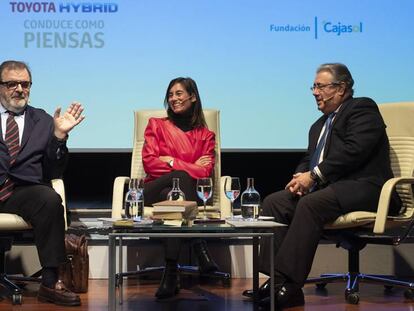 El exministro del Interior y diputado del PP en el Congreso Juan Ignacio Zoido y el expresidente de la Junta de Andalucía José Rodríguez de la Borbolla participan en un debate sobre la Constitución organizado por EL PAÍS y la Cadena SER.