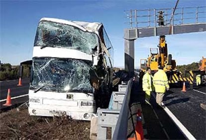 El autobús que chocó ayer contra un panel de señalización en la autopista A-6 en Maello (Ávila).