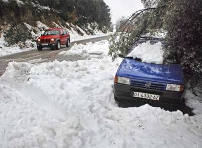 Un vehículo atrapado por la nieve en la carretera N-260 entre las localidades de Olot y Ripoll, en Girona.