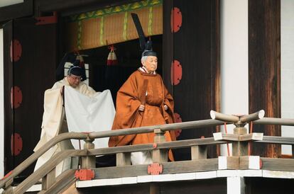 El traje de Akihito, de varias capas y con un kimono superior color canela, incluía un sombrero tradicional negro adornado con un realce de medio metro de altura. El color del kimono superior sólo puede ser usado por el emperador, según la tradición nipona.