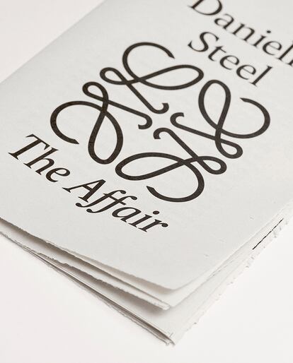 Detalle de las páginas de la novela ‘The Affair’ de Danielle Steel que forman parte de la presentación de la colección de Loewe.