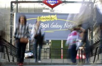 Cartel de una campaña publicitaria en la estación de Sol del Metro de Madrid. EFE/Archivo